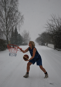 Snöbasket? Basketsnö? (Och nej, tyvärr når jag inte till 3,05 m.)