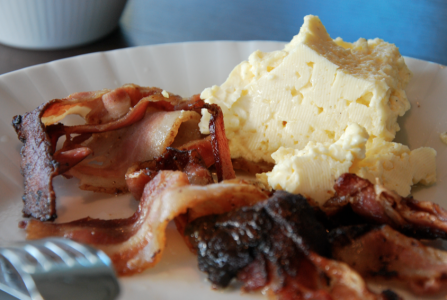 Det fanns både bacon och äggröra. Men ... ja, ni kanske ser hur det smakade?