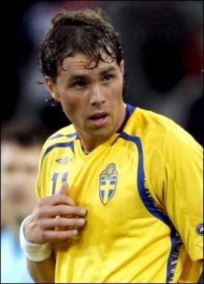 johan_elmander "Vem, jag, mig?" säger Elmander. (Vilket kanske betyder att det är honom Mellberg pekar på.)