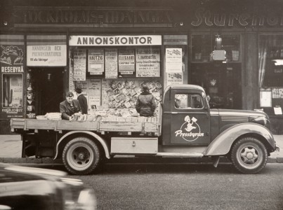 Tidningsbil på 1950-talet, tror jag. (Rätta mig gärna.)