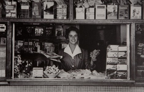 Tjej i kioskluckan, kanske runt 1960. (Rätta mig gärna.)