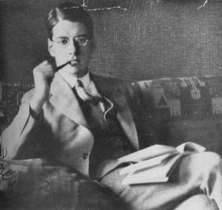 Sven Stolpe 1929, iklädd pipa. 