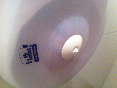 toapappershallare Den där lilla tussen satt jag och försökte dra ut.