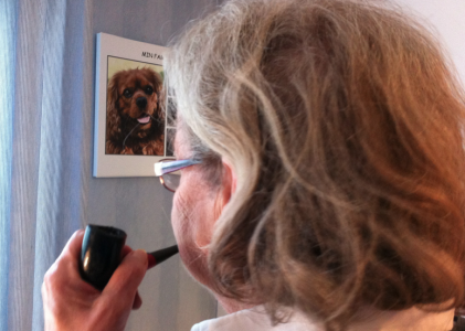 Roliga mostern röker pipa, men vill bara vara med på bild på onsdagar.