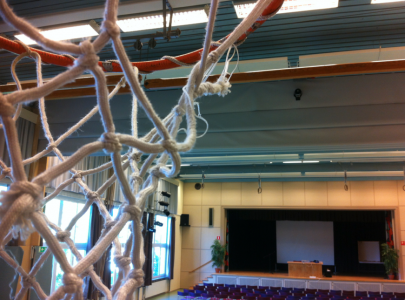 Men det bästa återstod: föreläsningslokalen var en aula/gympasal!