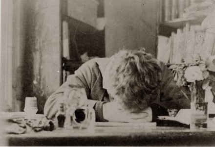 Detta är faktiskt Strindberg. På riktigt. Han kanske bara var trött på att fotograferas, men jag väljer att tolka denna ställning som ”djup skaparångest”.