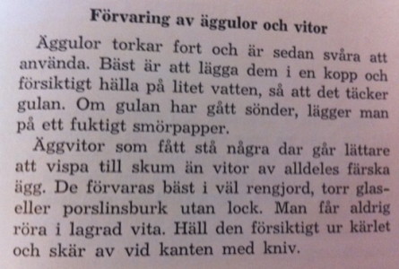 Ur Matlexikon (1956), där man också får lära sig att inte på några villkor koka smutsiga ägg. Men man får heller inte skölja dem i vatten, så det blir till att försiktigt torka av dem med en fuktig trasa.