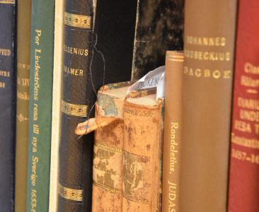 Kolla: gamla trasiga böcker och nya huller om buller. (Fast det är förstås inte rörigt utan strikt ordnat.)