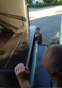 Starke Mats blev sedan tvungen att be Tioåringen om hjälp med att trycka på knappen på lastbilen.