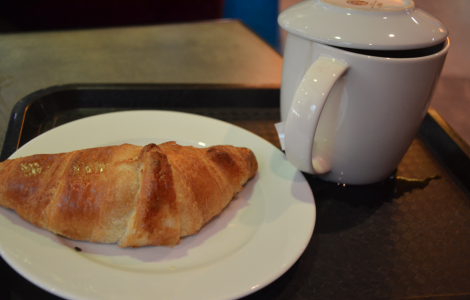 Te och croissant-fika. (Jag kan äta croissant till annat än frukost, kan ni tänka er.)