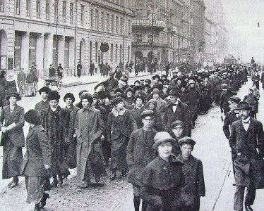 Protesterande mödrar på väg till Mjölkcentralen den 27 April 1917.